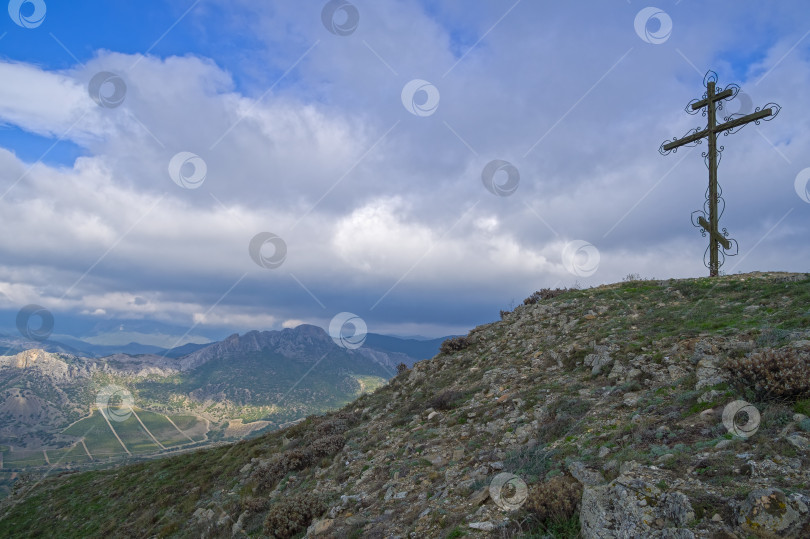 Скачать Православный крест на вершине горы Ай-Георгий. Крым. фотосток Ozero