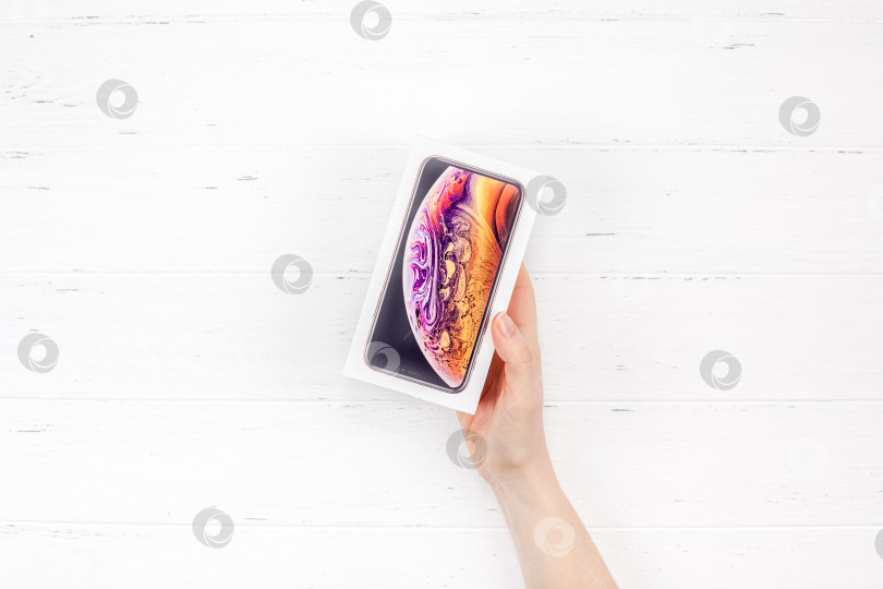 Скачать Женские руки с новейшей коробкой Apple iPhone XS фотосток Ozero