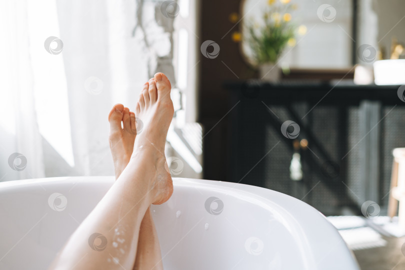 Скачать Молодая счастливая женщина принимает ванну дома, побалуйте себя фотосток Ozero