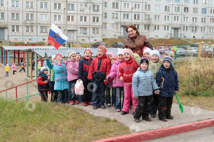 Скачать Дети с флагом России на прогулке в детском саду фотосток Ozero