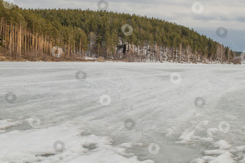 Скачать Весенний пейзаж. На реке растаял лед фотосток Ozero