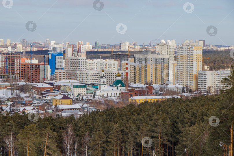 Скачать Вид на город Екатеринбург с горнолыжного склона горы Уктус фотосток Ozero