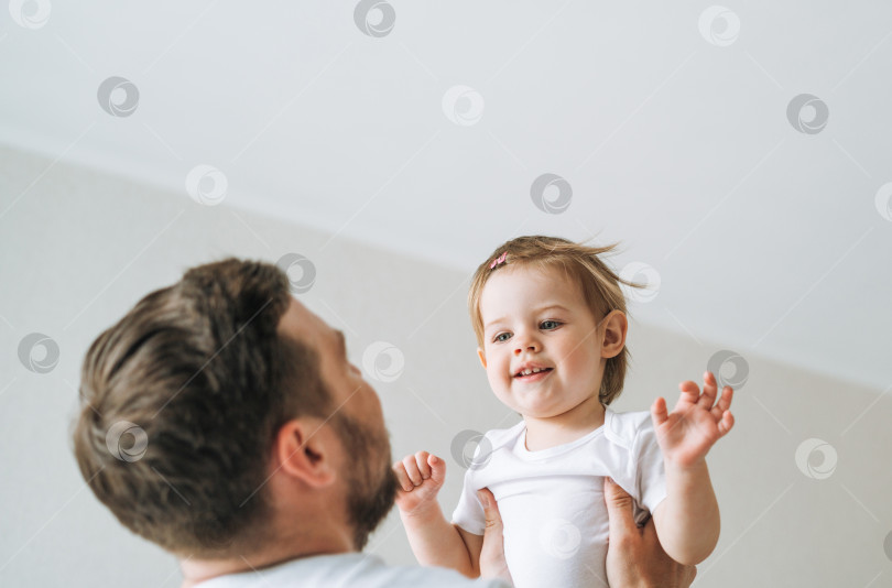 Скачать Счастливый отец, молодой человек и маленькая девочка, маленькая дочь, веселятся в детской комнате дома фотосток Ozero