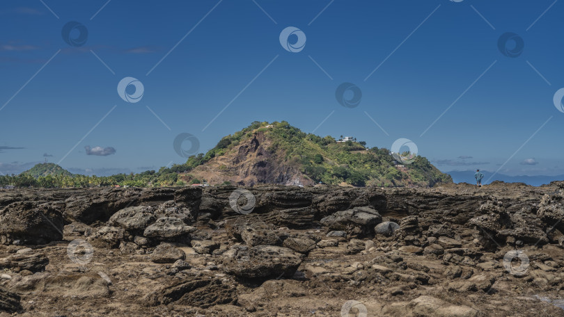 Скачать На каменистой почве разбросаны валуны. фотосток Ozero