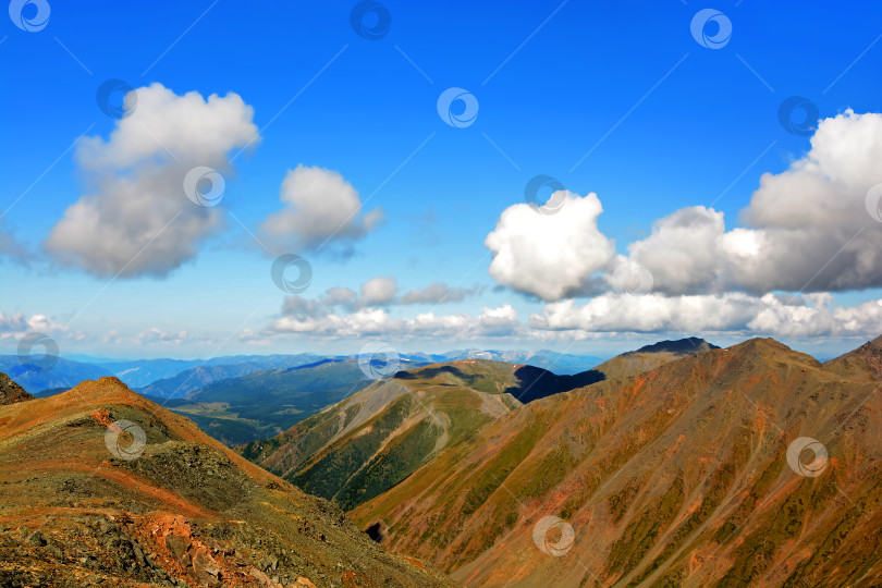 Скачать Вершина горы в облаках фотосток Ozero