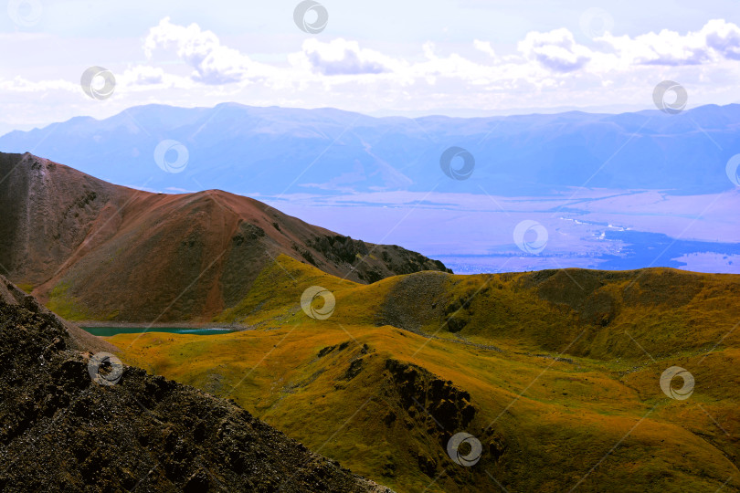 Скачать Вершина горы и долина в горах фотосток Ozero