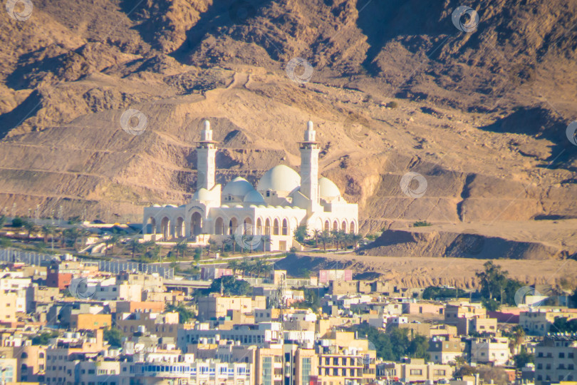 Скачать Вид на мечеть Шейха Зайда и город Акаба, Иордания фотосток Ozero