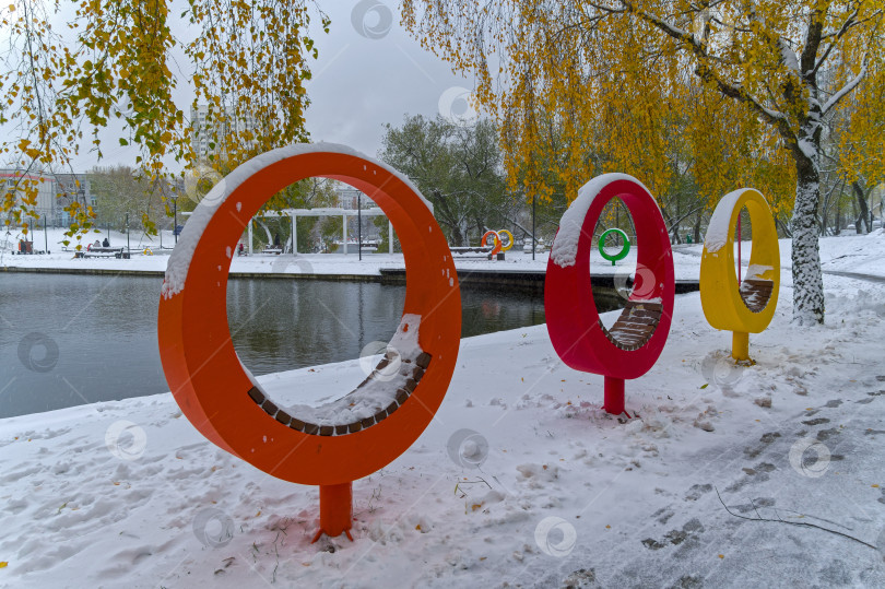 Скачать Скамейки оригинальной круглой формы на берегу пруда. фотосток Ozero