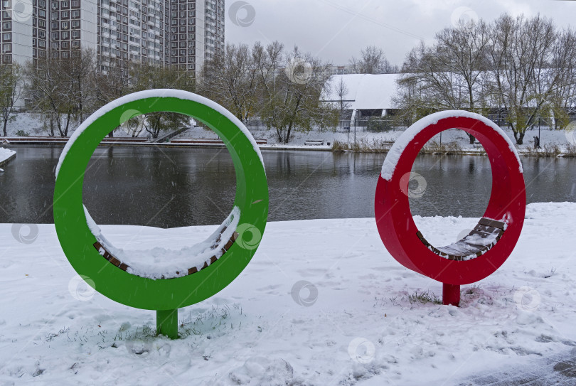 Скачать Скамейки оригинальной круглой формы на берегу пруда. фотосток Ozero