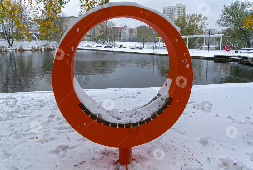 Скачать Скамейка оригинальной круглой формы на берегу пруда. фотосток Ozero