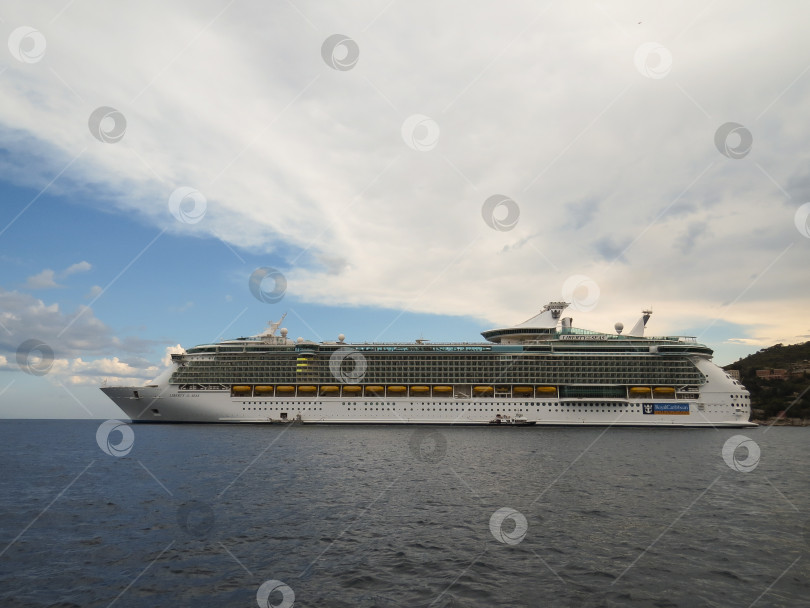 Скачать Круизный лайнер Royal Caribbean Liberty of Seas стоит в лагуне Вильфранш. фотосток Ozero