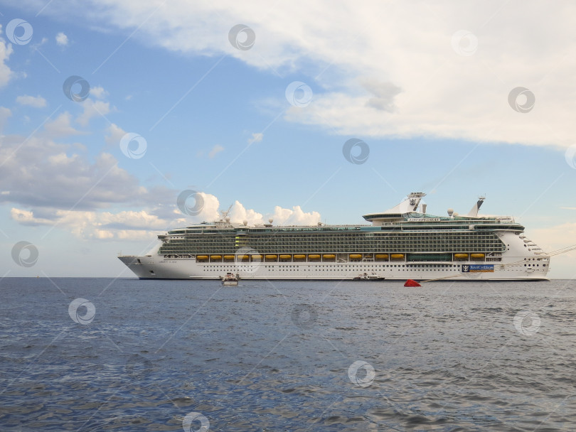 Скачать Круизный лайнер Royal Caribbean Liberty of Seas стоит в лагуне Вильфранш. фотосток Ozero