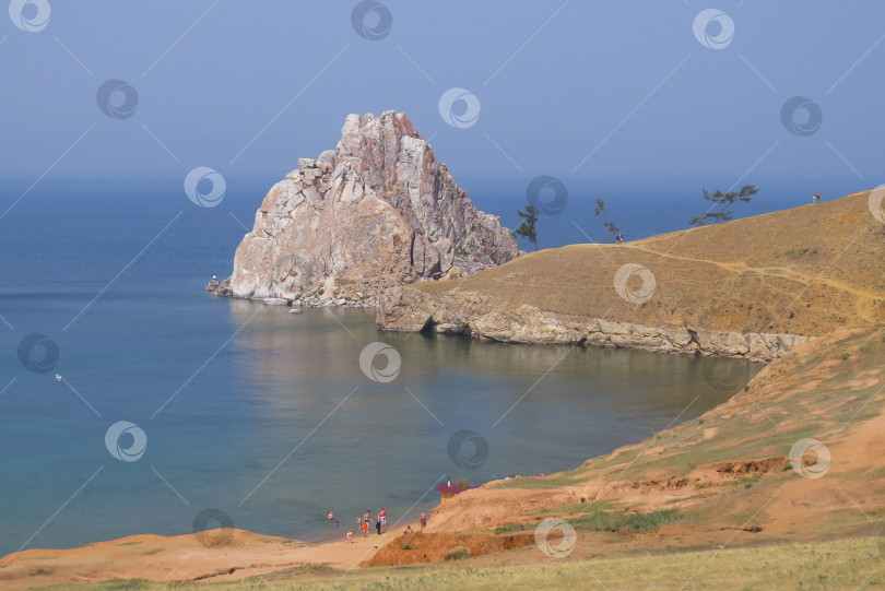 Скачать Озеро Байкал. Остров Ольхон. Небольшой пляж и скала Шаманка. фотосток Ozero