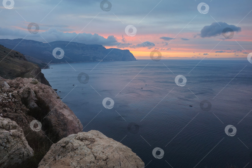 Скачать Закат солнца на побережье Крыма, мыс Фиолент фотосток Ozero