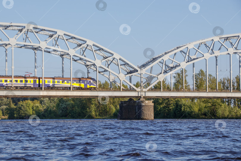 Скачать Рига. Вид на железнодорожный мост со стороны реки Даугавы фотосток Ozero