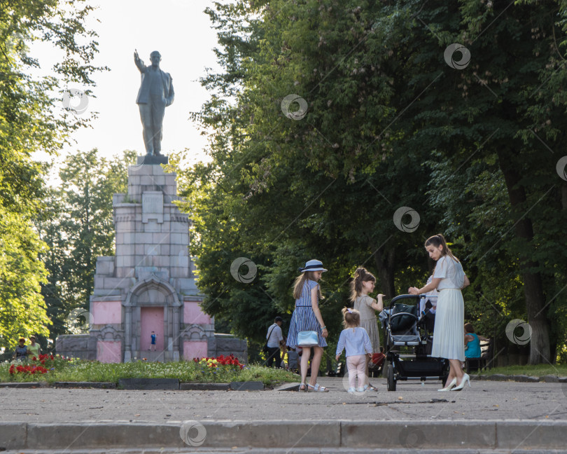 Скачать Мама с 3 дочерьми и коляской прогуливаются по центральному парку. фотосток Ozero