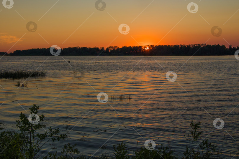 Скачать Прекрасный закат на реке Волга, Россия. фотосток Ozero