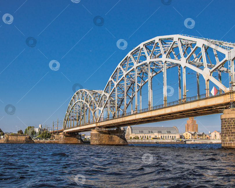 Скачать Железнодорожный мост, который пересекает реку Даугава в Риге, столице Латвии. фотосток Ozero