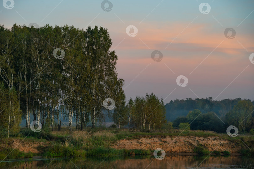 Скачать осенний пейзаж, лиственный лес с песчаными карьерами и водой, закат солнца фотосток Ozero