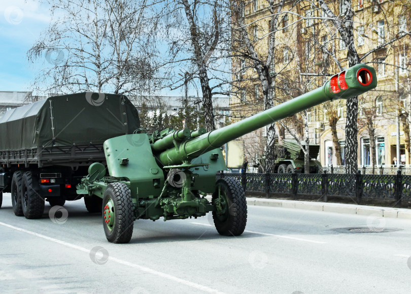 Скачать Военная техника проезжает по пустым улицам города. Новосибирск, Россия, 05.05.2021 фотосток Ozero