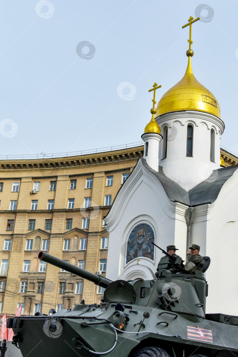 Скачать Танк на фоне часовни. Военная техника на улицах. Новосибирск, Россия - 05.05.2021 фотосток Ozero