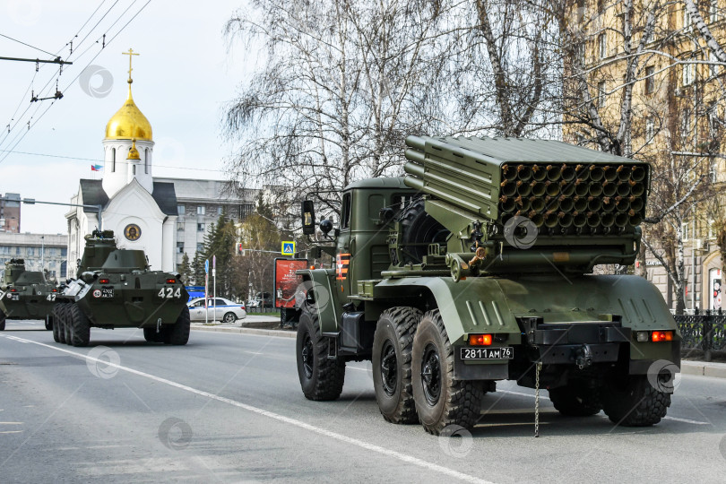 Скачать Автомобиль российской армии на фоне белой часовни. Новосибирск, Россия - 05.05.2021. фотосток Ozero