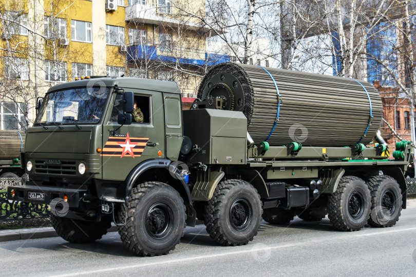 Скачать Военная техника проезжает по пустым улицам города. Новосибирск, Россия - 05.04.2021 фотосток Ozero