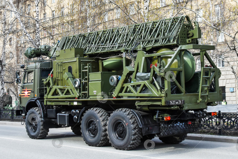 Скачать Военная техника проезжает по пустым улицам города. день победы. Новосибирск, Россия - 05.04.21 фотосток Ozero