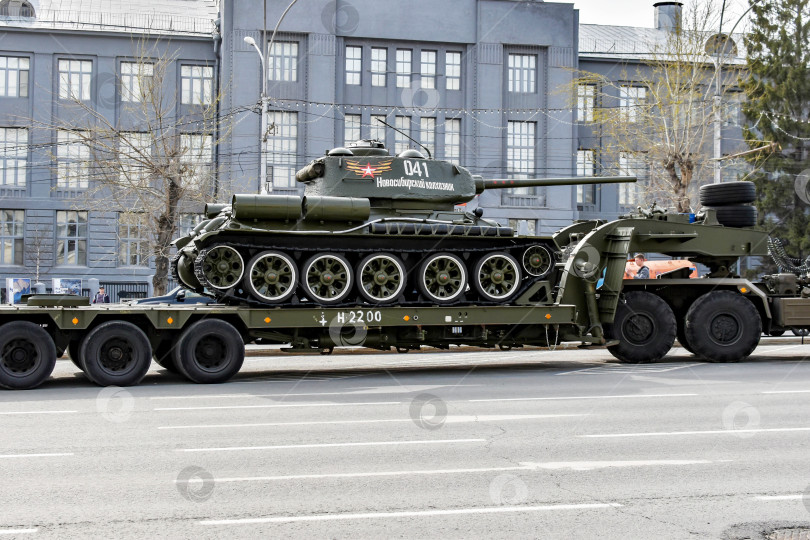 Скачать тягач с тяжелым прицепом перевозит цистерну по городу. Новосибирск, Россия - 05.05.2021 фотосток Ozero