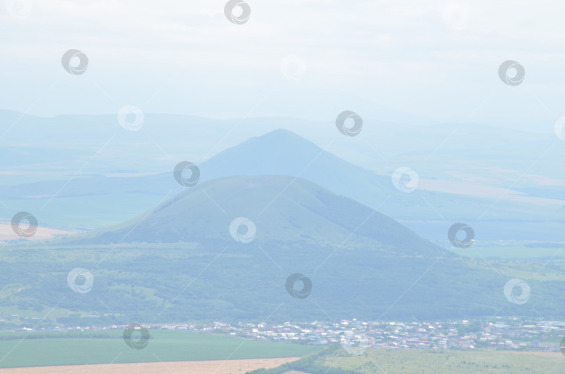 Скачать Вид на панораму города Пятигорск и горы Юца и Джуца на заднем фоне с вершины горы Машук фотосток Ozero