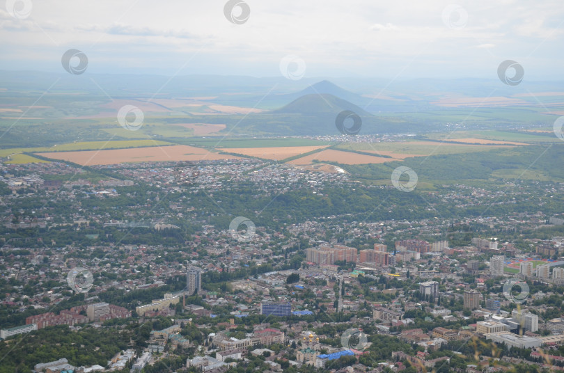 Скачать Пятигорск, Россия - 07.01.2024: Вид на панораму города Пятигорск и горы Юца и Джуца на заднем фоне с вершины горы Машук фотосток Ozero