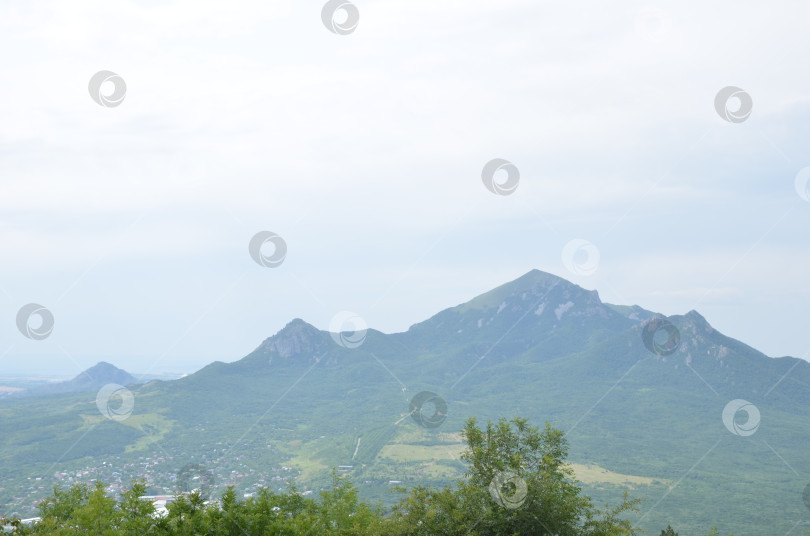 Скачать Вид на гору Бештау с вершины горы Машук в Пятигорске фотосток Ozero