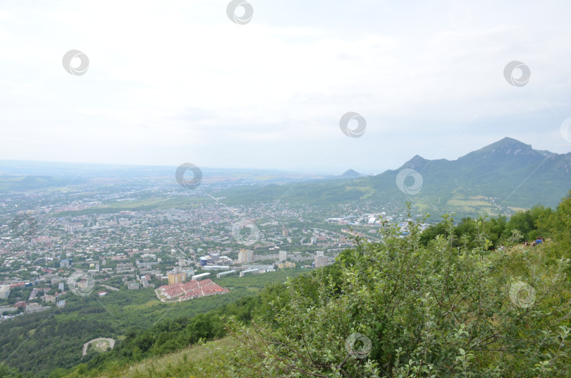 Скачать Вид на гору Бештау и панораму города Пятигорска с вершины горы Машук фотосток Ozero