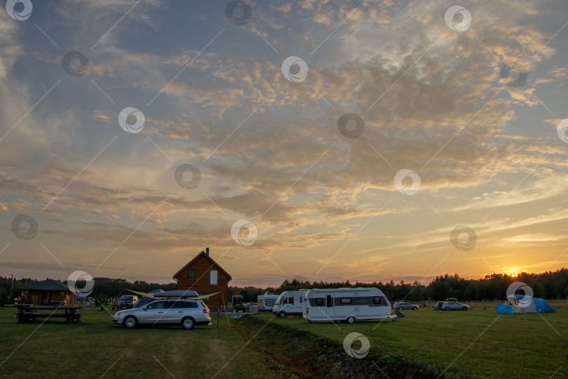 Скачать Закат в кемпинге Caravan Park, расположенном недалеко от Таллина фотосток Ozero