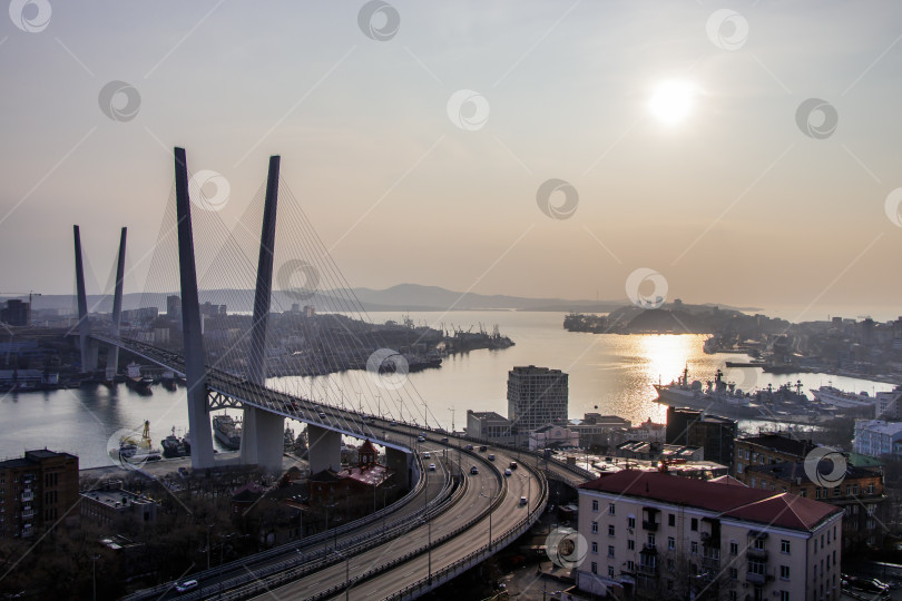 Скачать Владивосток.Вид с высоты птичьего полета на Золотой мост и бухту Золотой Рог фотосток Ozero