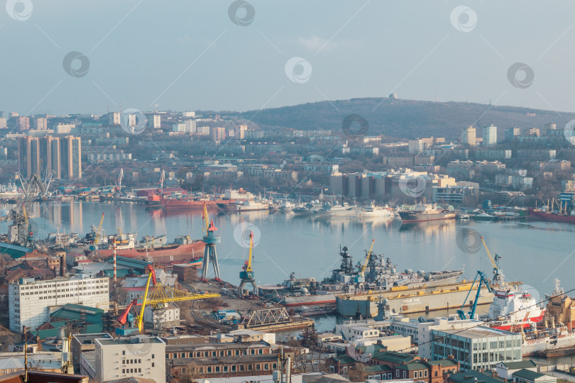 Скачать Владивосток. Вид с Орлиной сопки на морской порт и бухту Золотой Рог фотосток Ozero