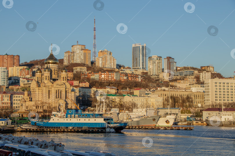 Скачать Вид на город Владивосток с морского вокзала поздней осенью фотосток Ozero