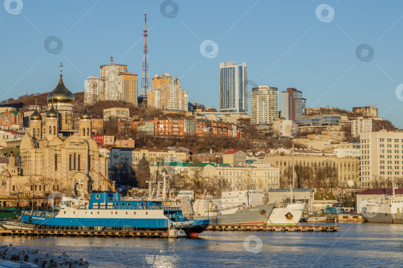 Скачать Вид на город Владивосток со стороны морского вокзала. фотосток Ozero