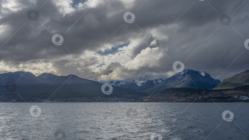 Скачать Заснеженный горный хребет Анд на фоне облачного неба. фотосток Ozero