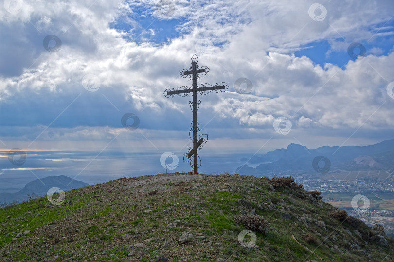 Скачать Православный крест на вершине горы Ай-Георгий. Крым. фотосток Ozero