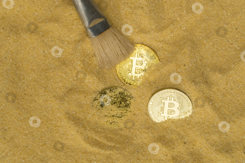 Скачать биткоин на золотом песке фотосток Ozero