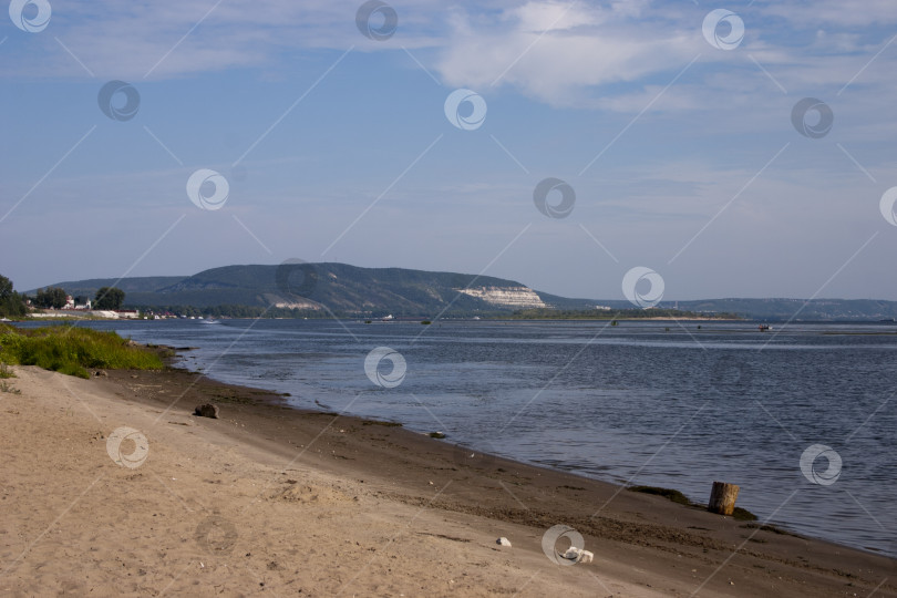 Скачать Вид на побережье реки Волги с песчаного пляжа. фотосток Ozero