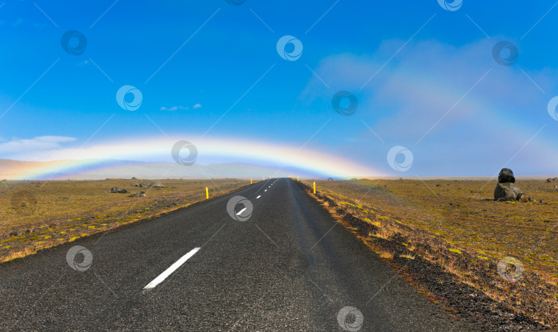 Скачать Исландский дорожный пейзаж с двойной радугой фотосток Ozero