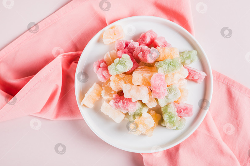 Скачать Крупный план сухих замороженных конфет gummy bears на тарелке на столе вид сверху фотосток Ozero