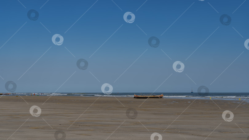 Скачать Традиционный малагасийский пирог на берегу океана во время отлива. фотосток Ozero