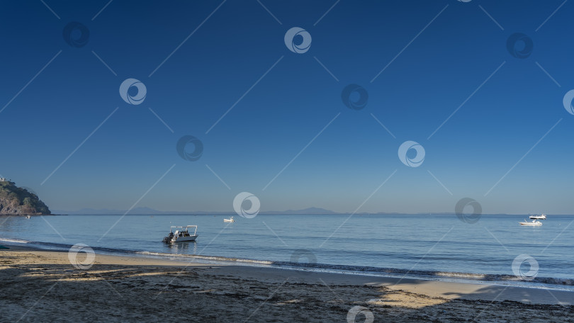 Скачать Лодки стоят на якоре в спокойном голубом океане. фотосток Ozero