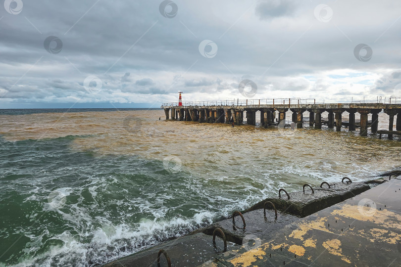 Скачать Старый пирс на набережной. Черное море, Алушта. фотосток Ozero