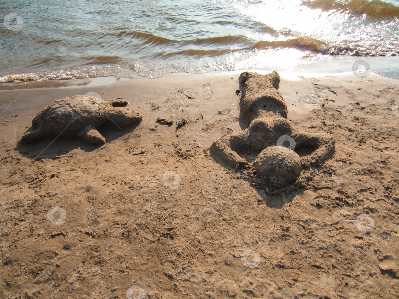 Скачать Песчаные скульптуры на берегу рядом с голубой водой фотосток Ozero