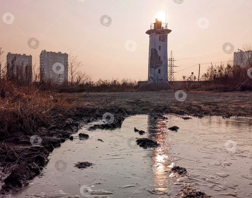 Скачать Утренний пейзаж с маяком и небоскрёбами фотосток Ozero