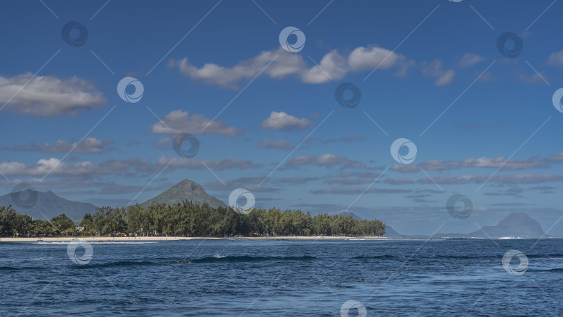 Скачать Побережье тропического острова видно из океана. фотосток Ozero